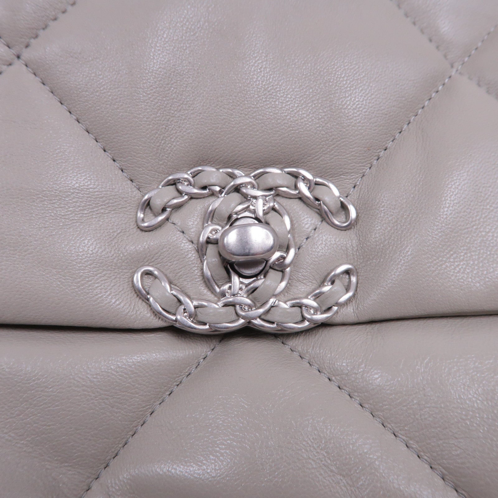 CHANEL 菱格羊皮皮革Chanel 19銀扣鏈帶肩背袋米色