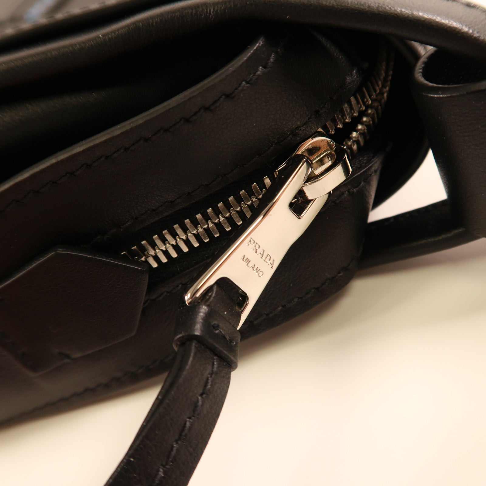 PRADA 牛皮皮革Etiquette Bag銀扣肩背袋