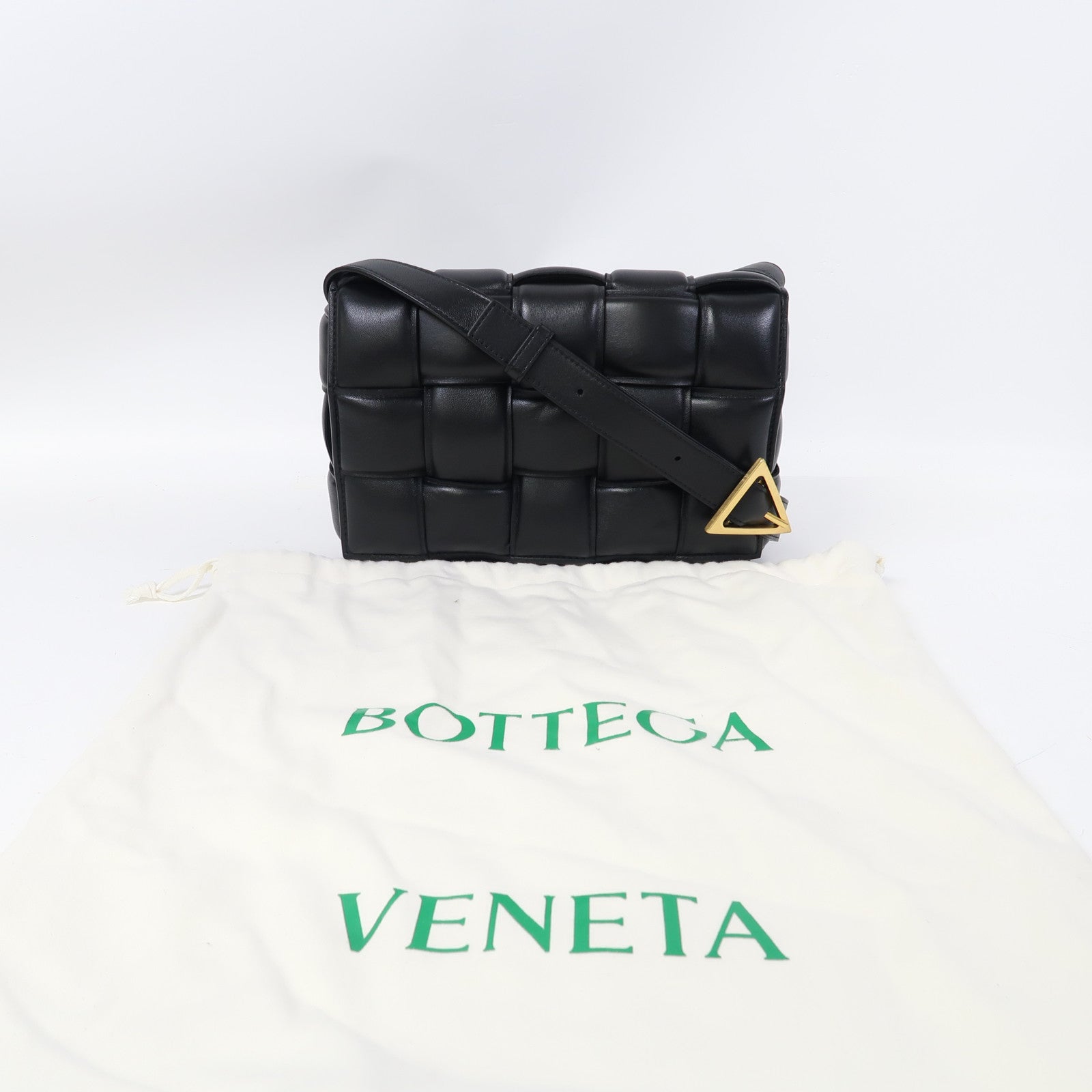 BOTTEGA VENETA 織紋羊皮皮革Padded Cassette金扣肩背袋黑色