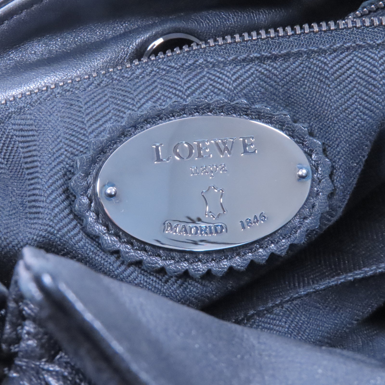 LOEWE 羊皮皮革Shoulder Bag銀扣肩背袋黑色