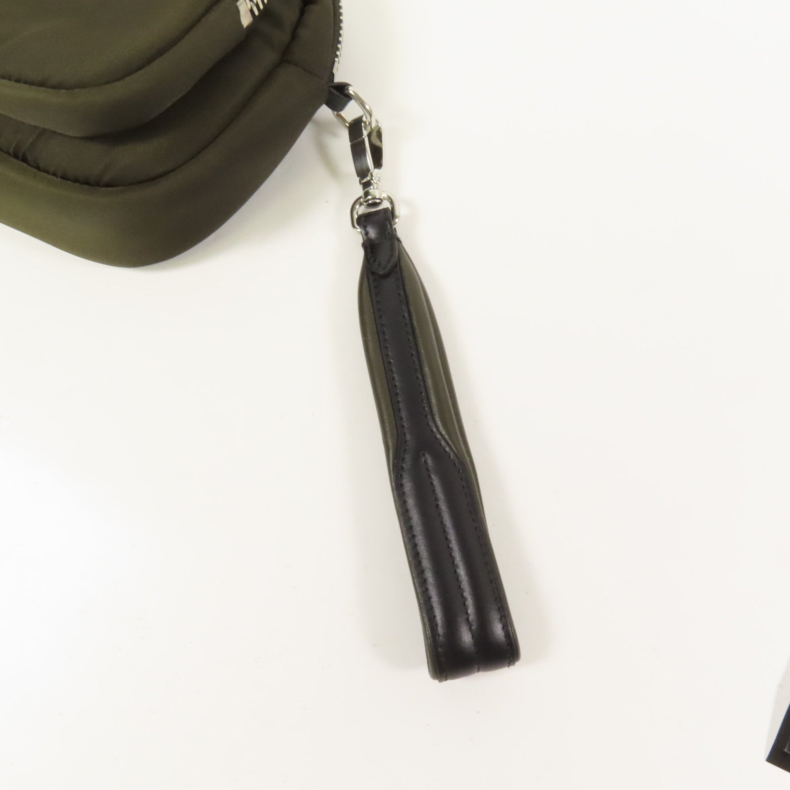 PRADA 尼龍Pouch銀扣手拿包