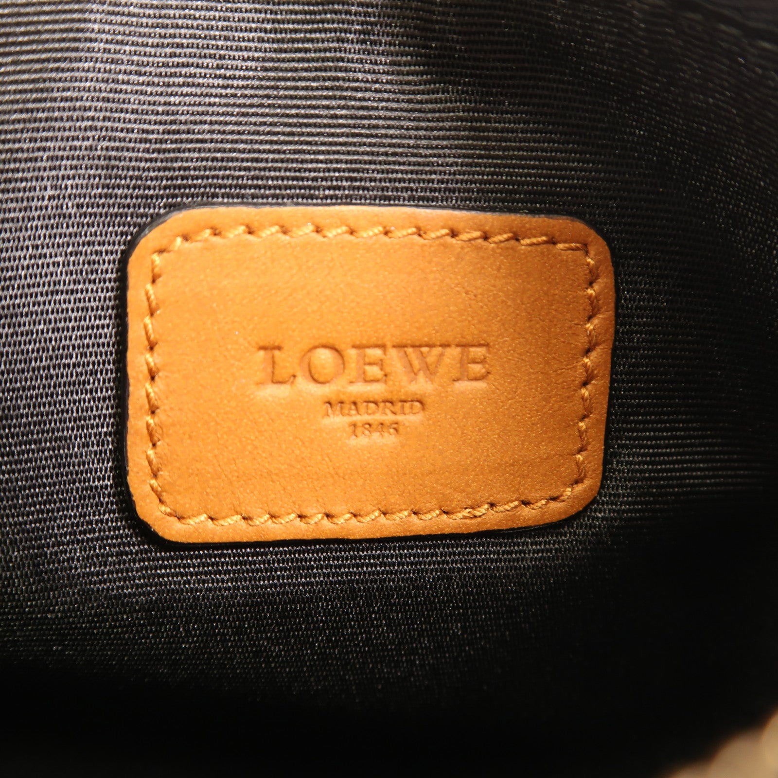 LOEWE 麂皮皮革Pouch金扣手拿包
