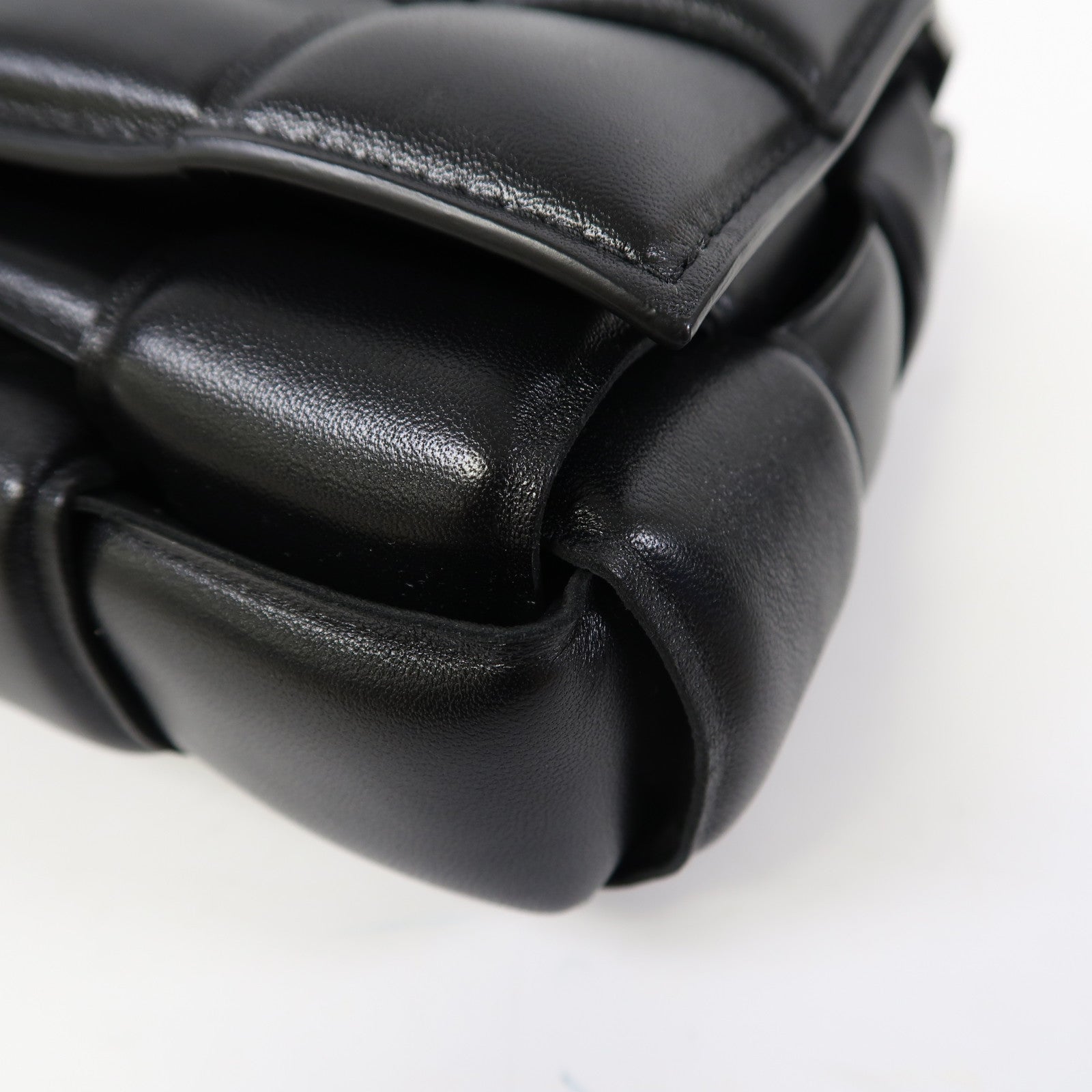 BOTTEGA VENETA 織紋羊皮皮革Padded Cassette金扣肩背袋黑色