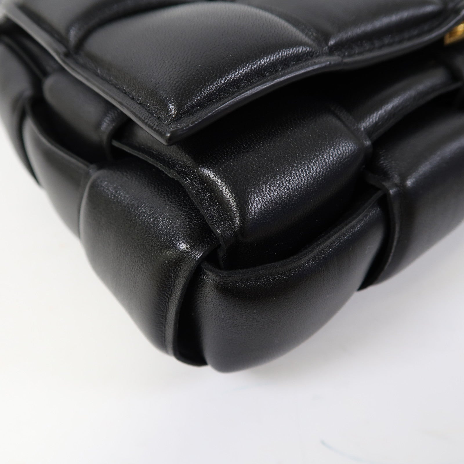 BOTTEGA VENETA 織紋羊皮皮革Padded Cassette金扣肩背袋黑色
