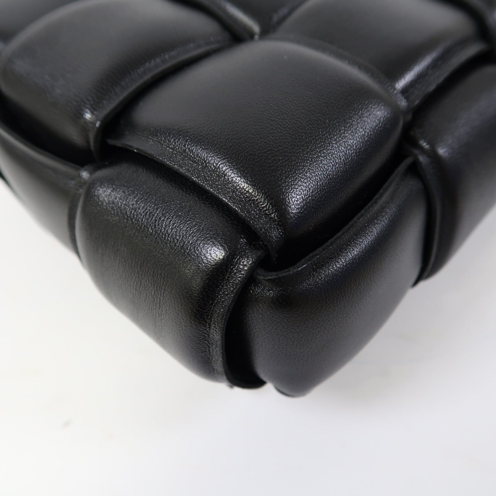 BOTTEGA VENETA 織紋羊皮皮革Padded Cassette金扣肩背袋黑色