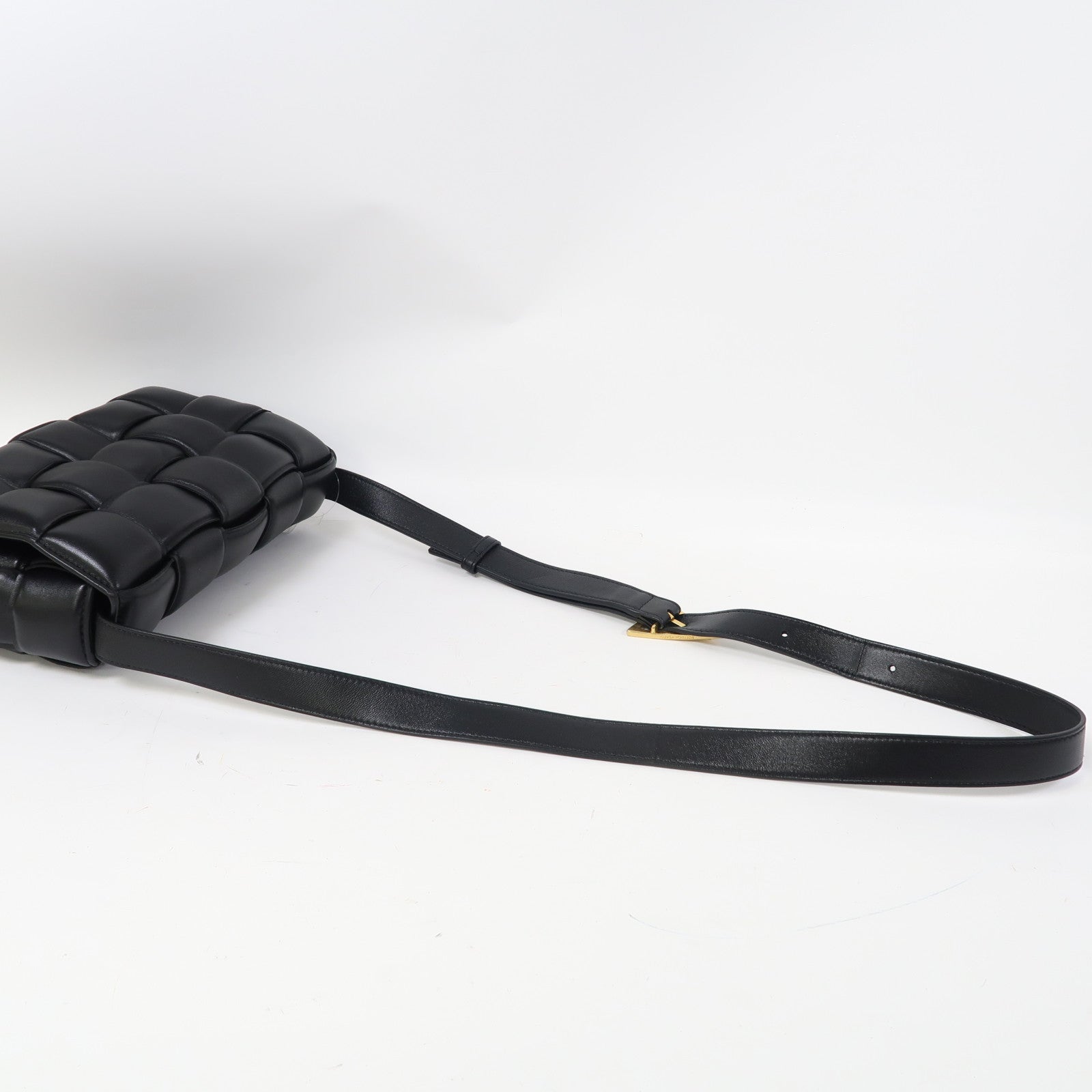 BOTTEGA VENETA 織紋羊皮皮革Padded Cassette金扣肩背袋黑色