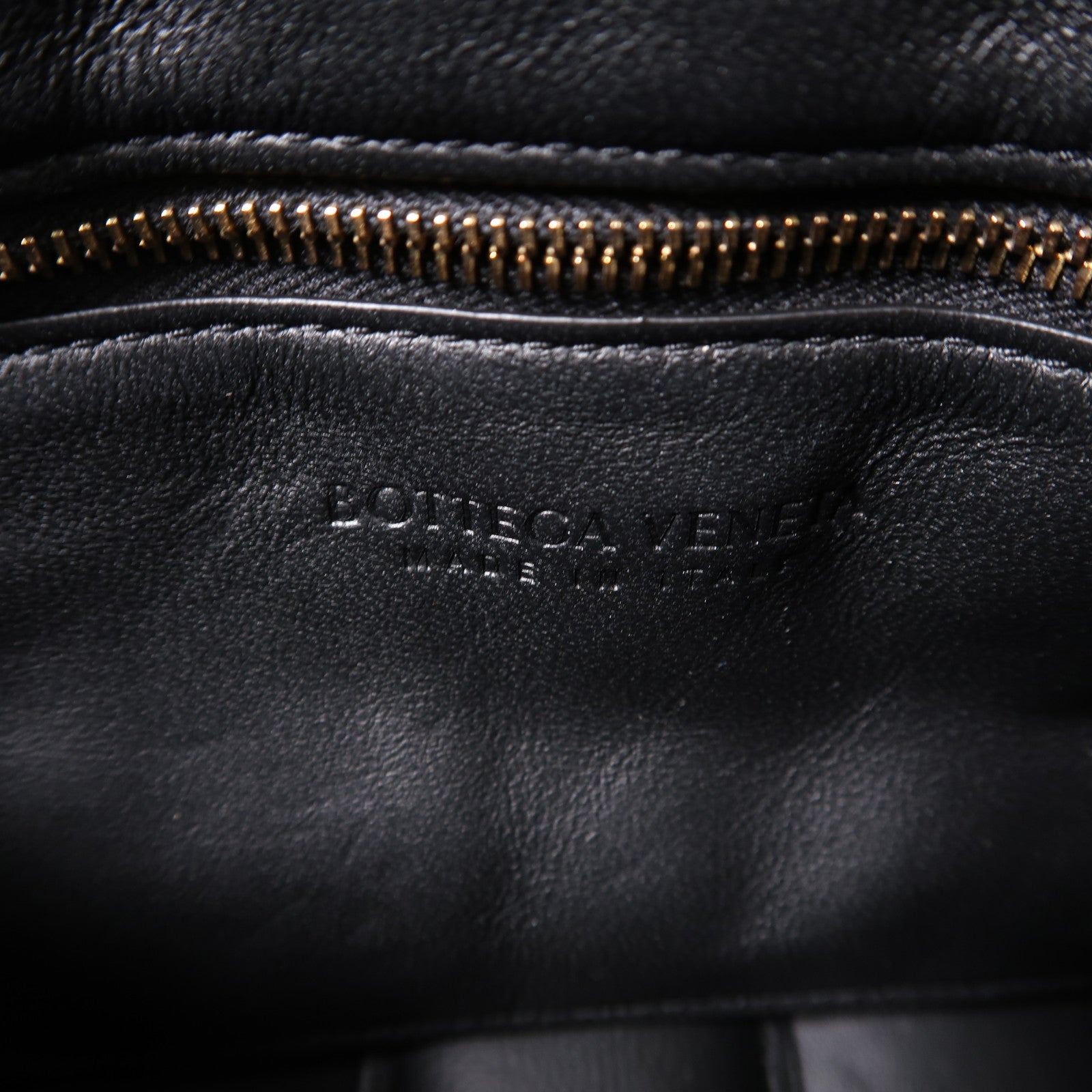 BOTTEGA VENETA 織紋羊皮皮革Padded Cassette金扣肩背袋黑色