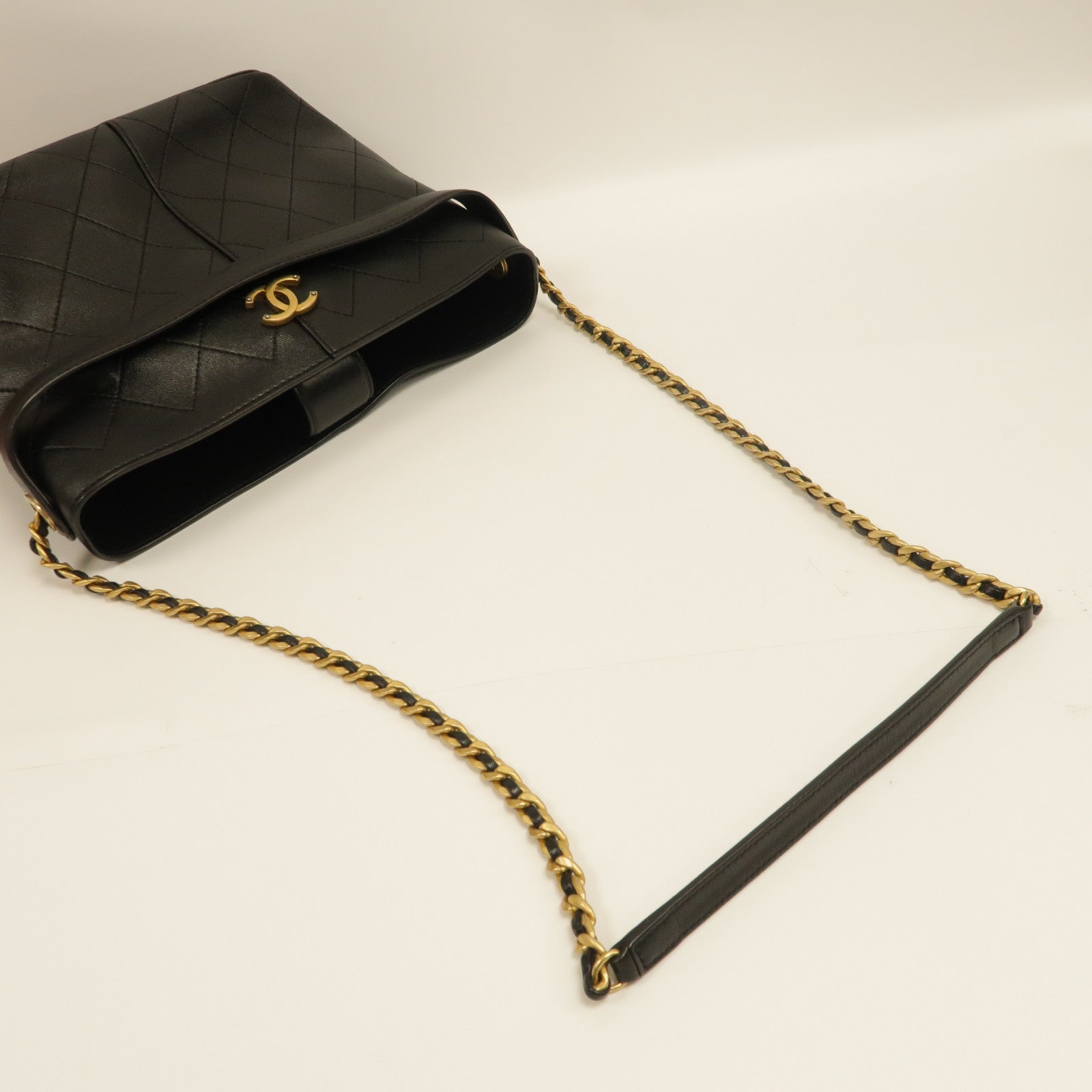 CHANEL 菱格Caviar皮革Bucket Bag金扣手挽肩背兩用袋黑色