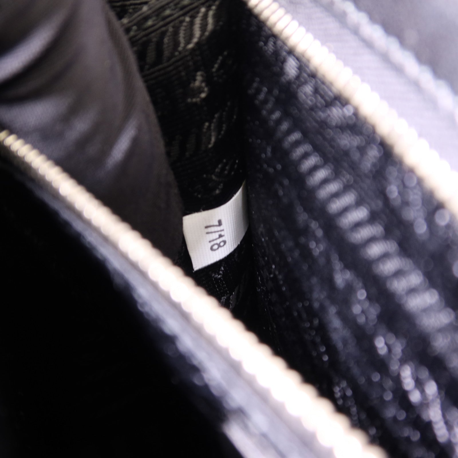 PRADA 尼龍Handbag銀扣手挽袋