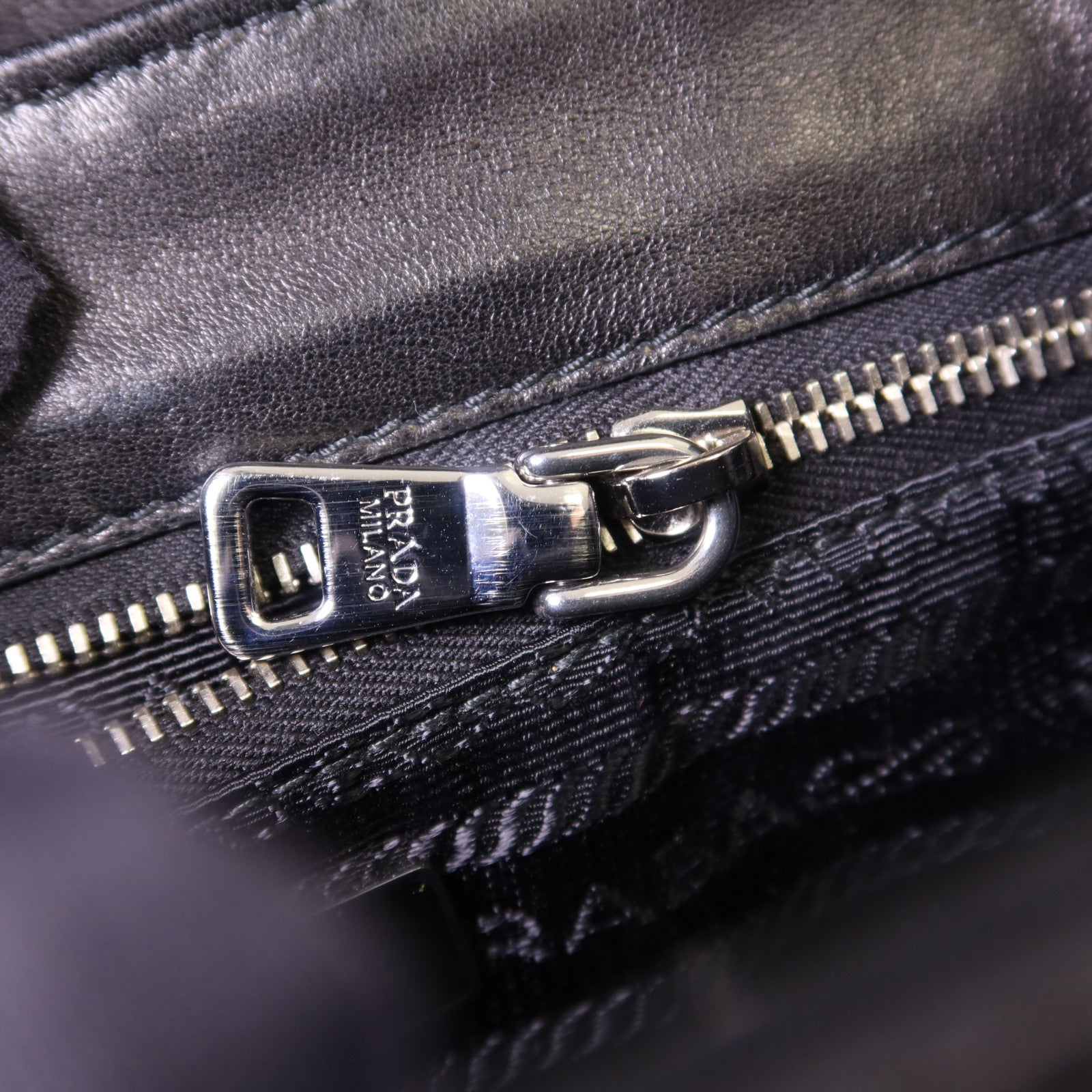 PRADA 尼龍Handbag銀扣手挽袋