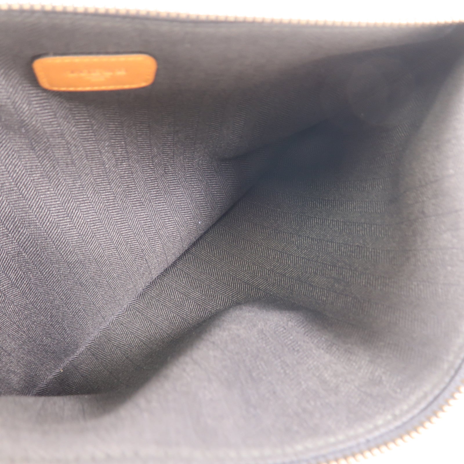 LOEWE 麂皮皮革Pouch金扣手拿包