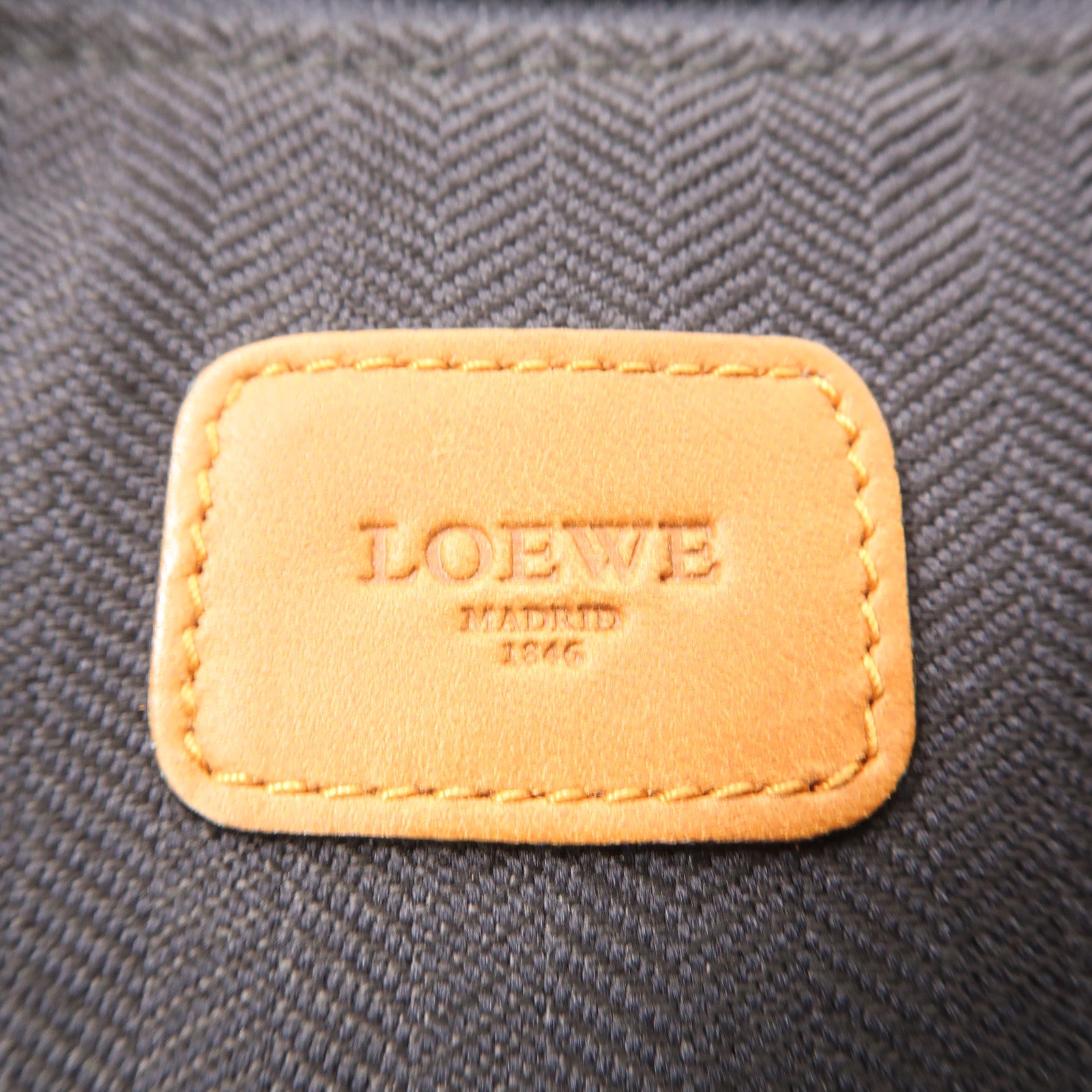 LOEWE 【激減優惠】麂皮皮革Pouch金扣手拿包
