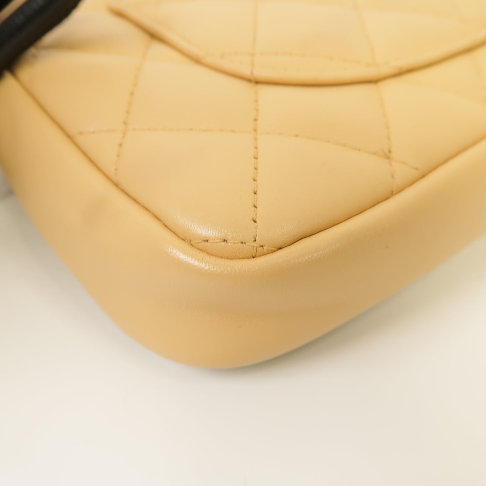 CHANEL 菱格皮革Cambon Pochette銀扣肩背袋米色/黑色