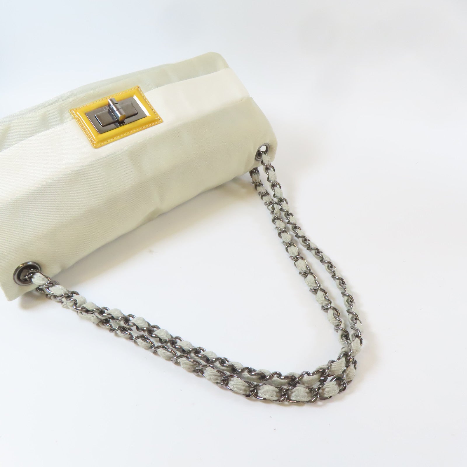 CHANEL 【激減優惠】尼龍Chain Shoulder Bag銀扣鏈帶肩背袋米色
