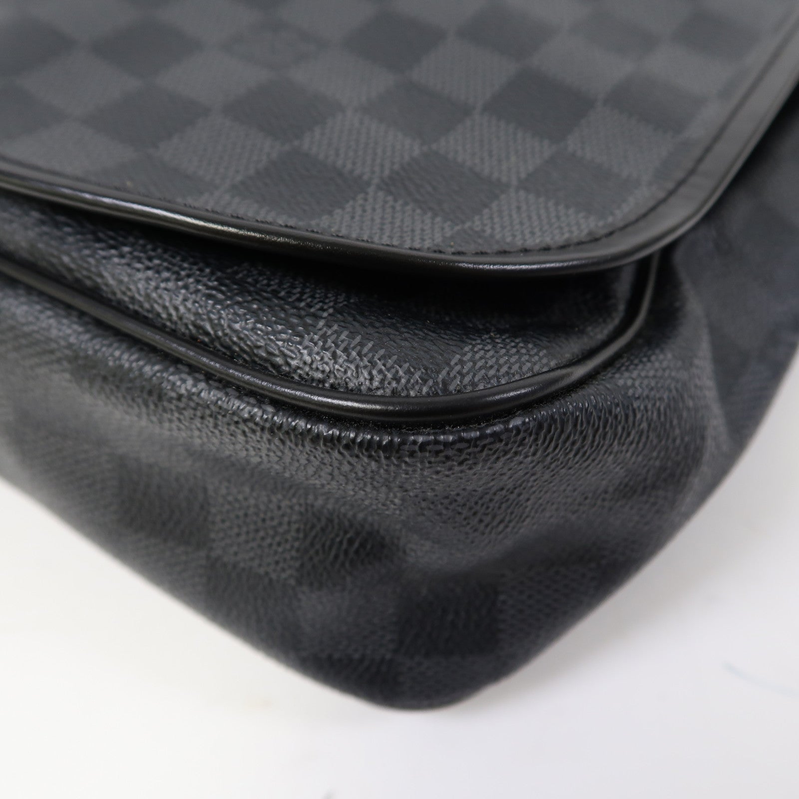 LOUIS VUITTON Damier Graphite Daniel MM銀扣肩背袋黑色