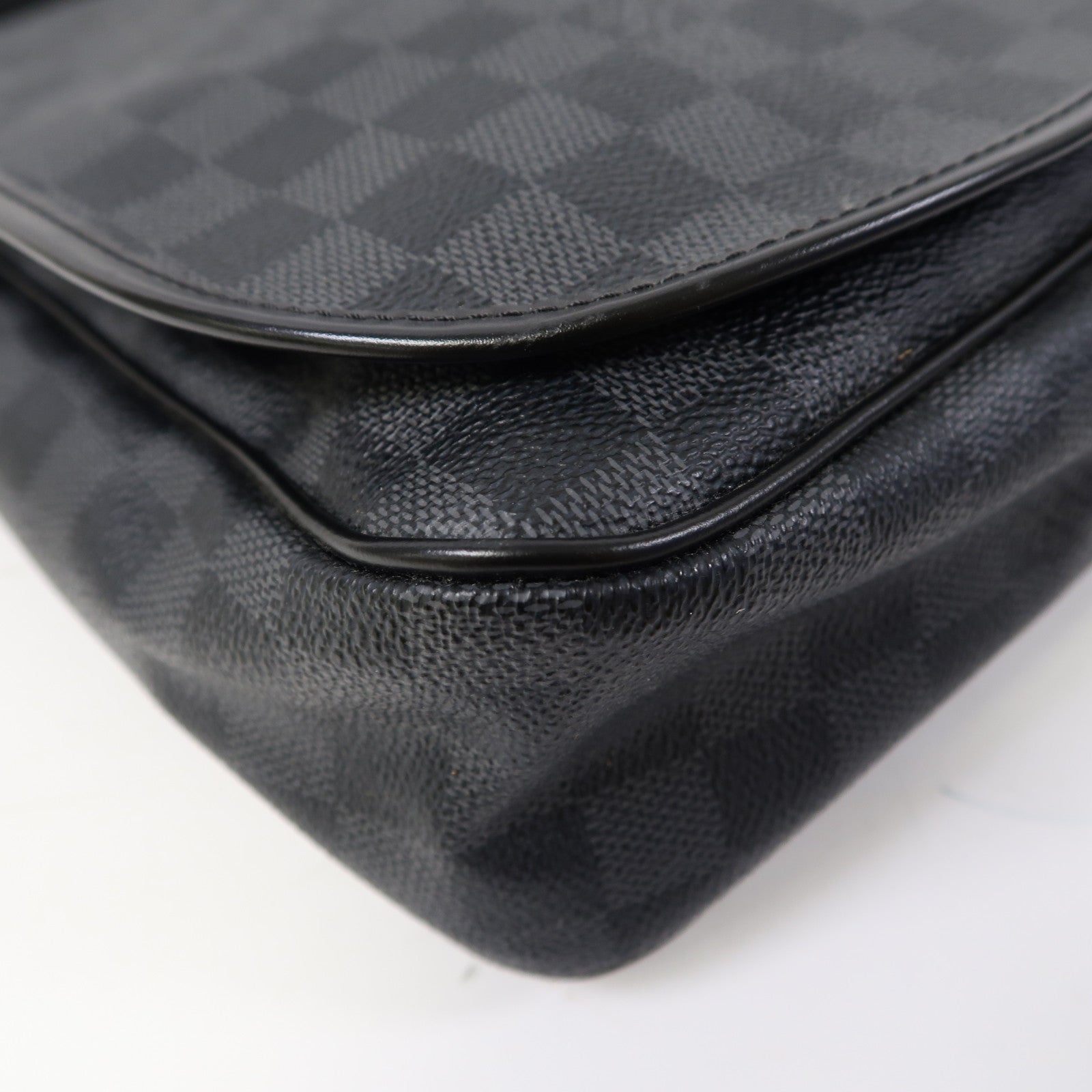 LOUIS VUITTON Damier Graphite Daniel MM銀扣肩背袋黑色