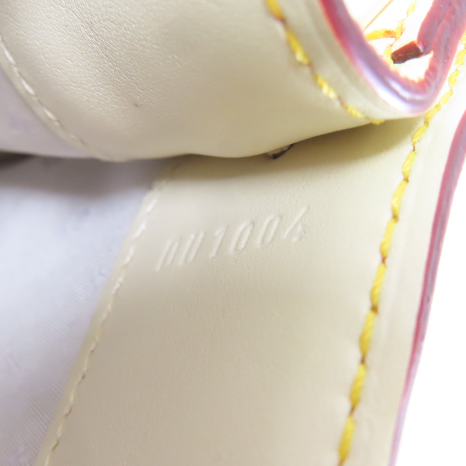 LOUIS VUITTON 皮革Le Talentueux金扣肩背袋白色
