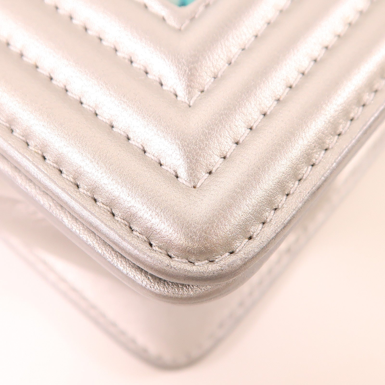 CHANEL 皮革Boy 20銀扣肩背袋