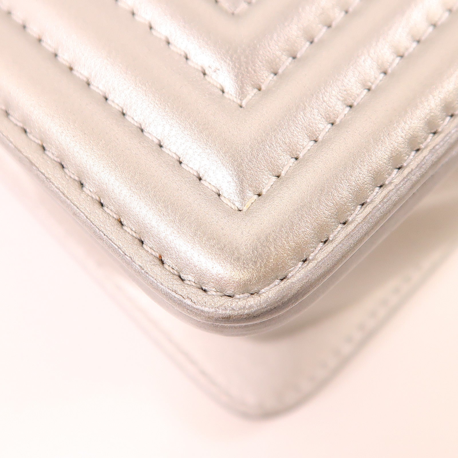 CHANEL 皮革Boy 20銀扣肩背袋