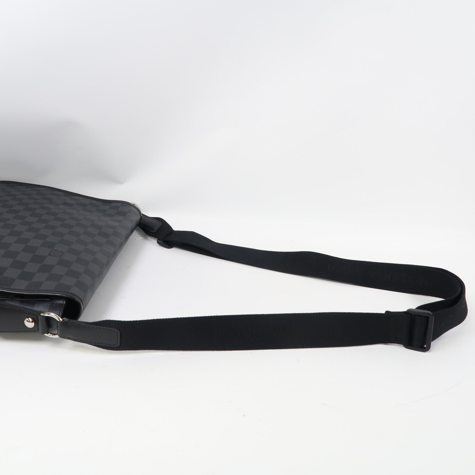 LOUIS VUITTON Damier Graphite Daniel MM銀扣肩背袋黑色