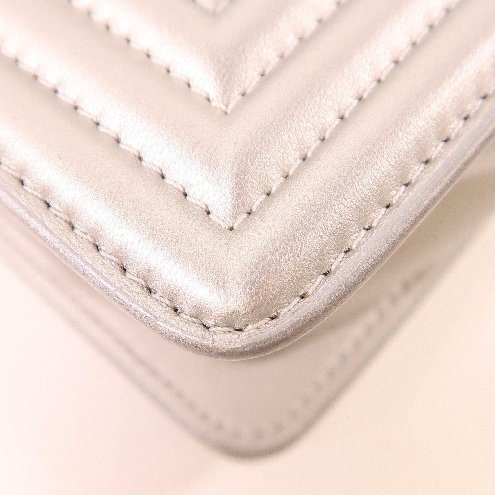 CHANEL 【激減優惠】皮革Boy 20銀扣肩背袋