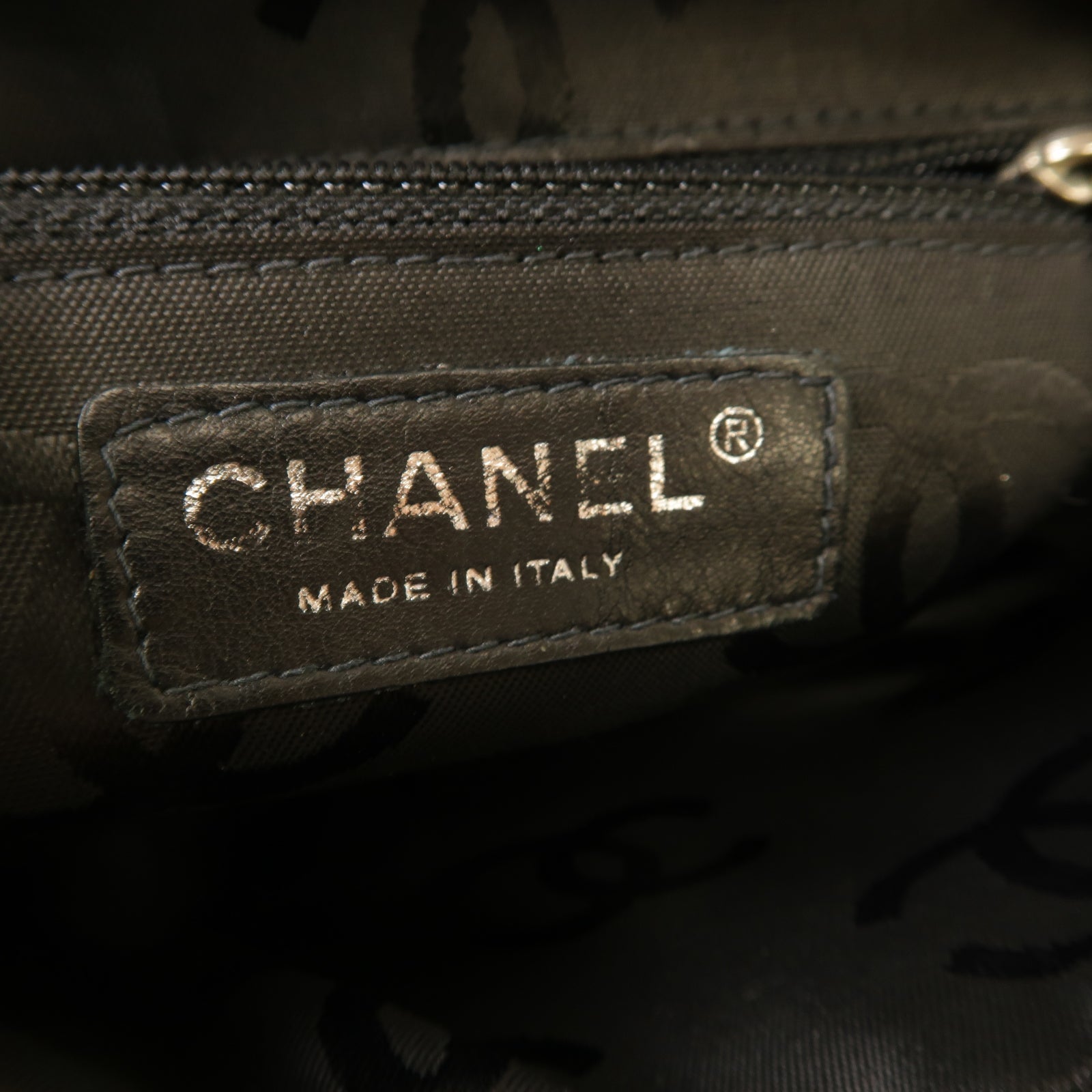 CHANEL 菱格皮革Cambon Pochette銀扣肩背袋米色/黑色