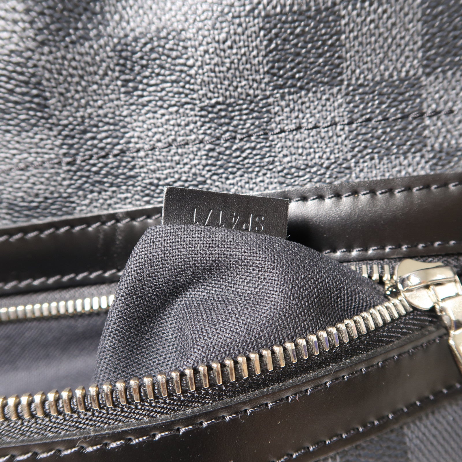 LOUIS VUITTON Damier Graphite Daniel MM銀扣肩背袋黑色