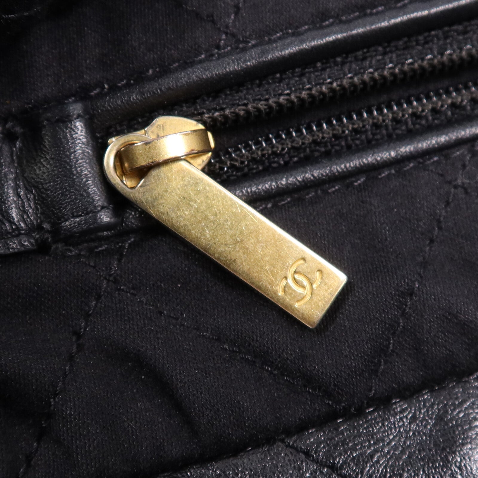 CHANEL 牛皮皮革Chanel 22 Medium金扣鏈帶肩背袋