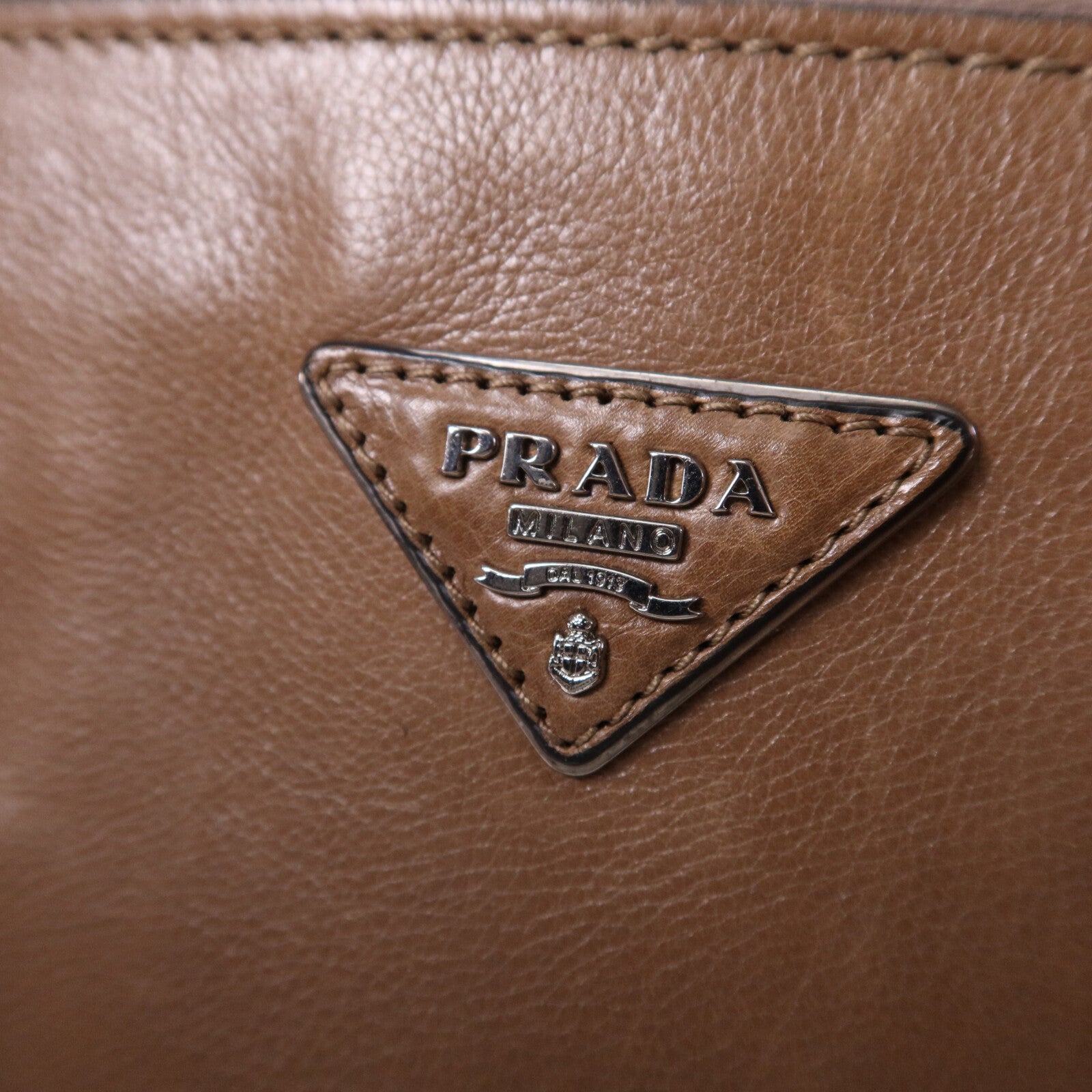 PRADA 牛皮皮革Hand Bag銀扣手挽袋