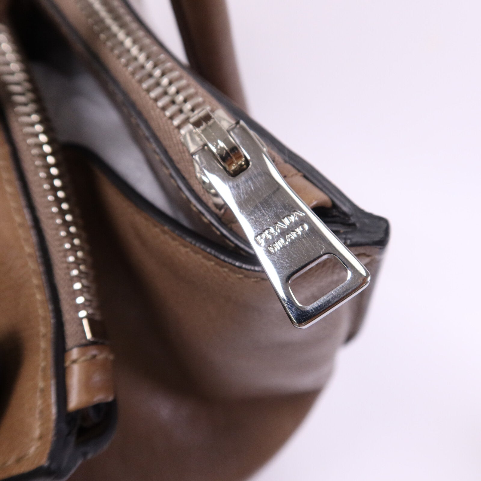 PRADA 牛皮皮革Hand Bag銀扣手挽袋