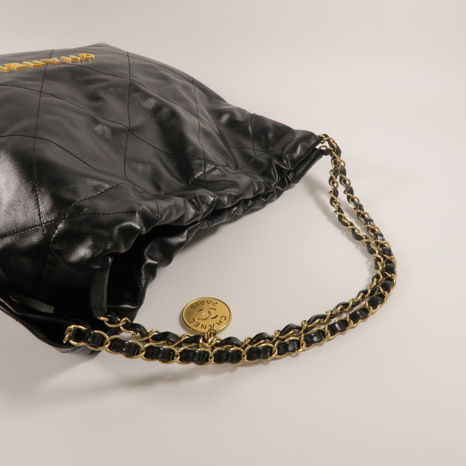 CHANEL 牛皮皮革Chanel 22 Medium鏈帶肩背袋