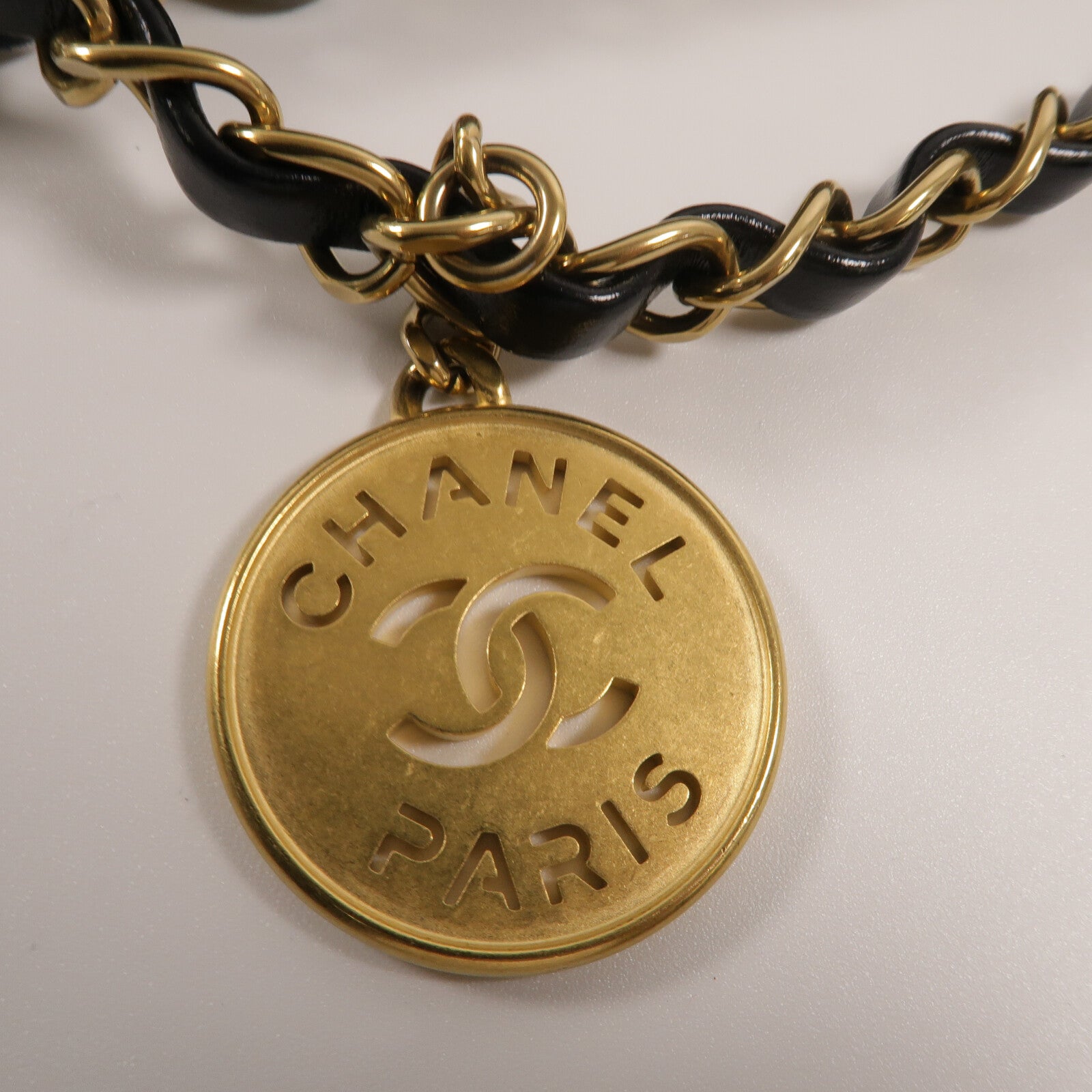 CHANEL 牛皮皮革Chanel 22 Medium鏈帶肩背袋