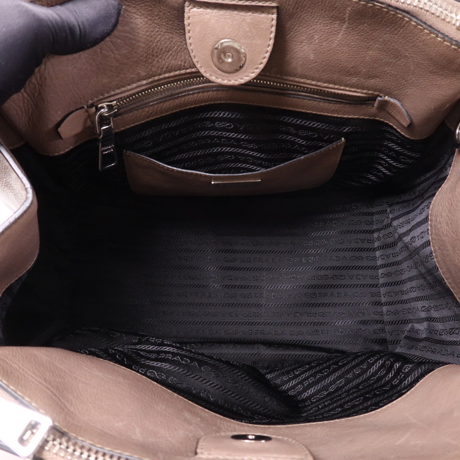 PRADA 牛皮皮革Hand Bag銀扣手挽袋