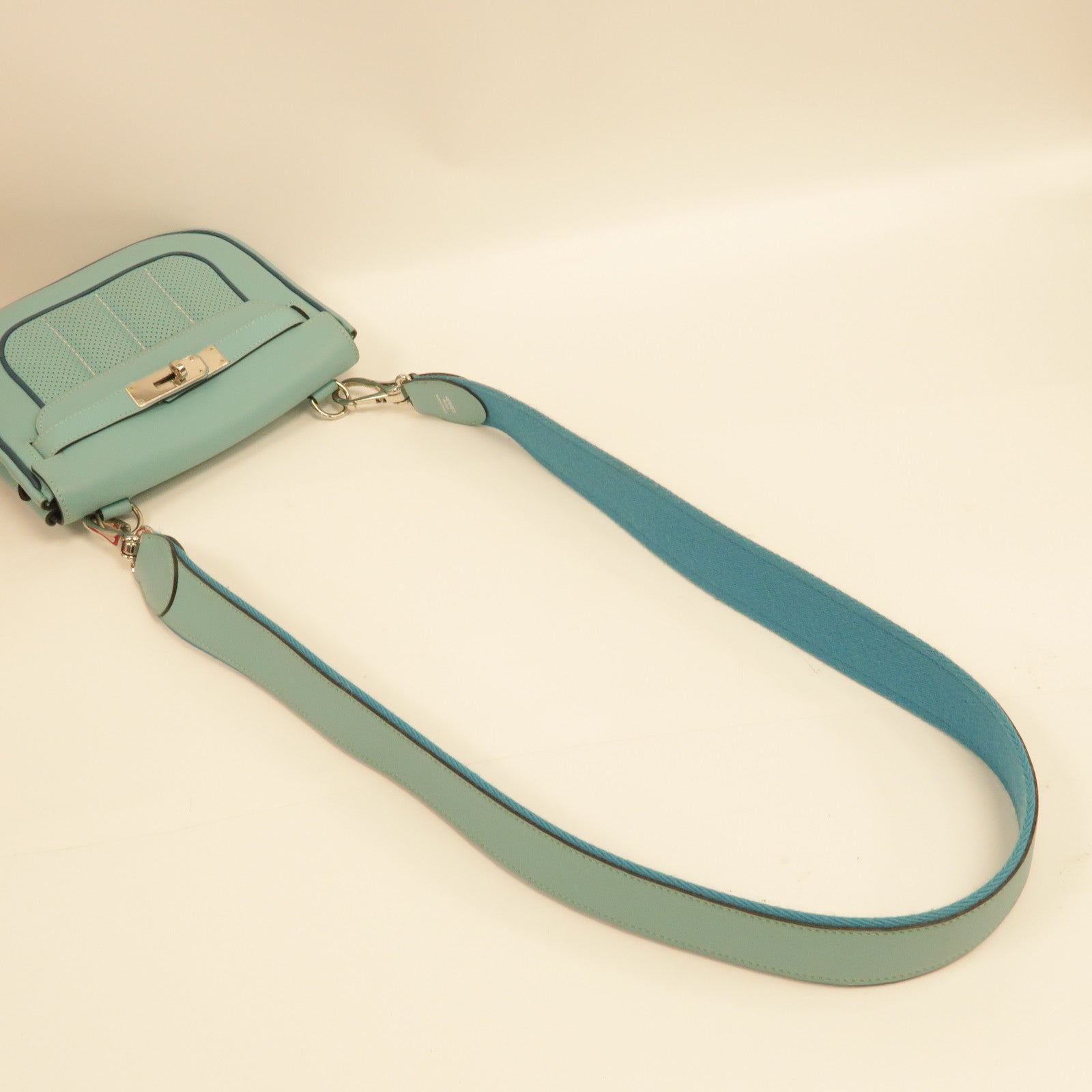 HERMES 【激減優惠】Swift皮革Mini Berlin銀扣肩背袋淺藍色