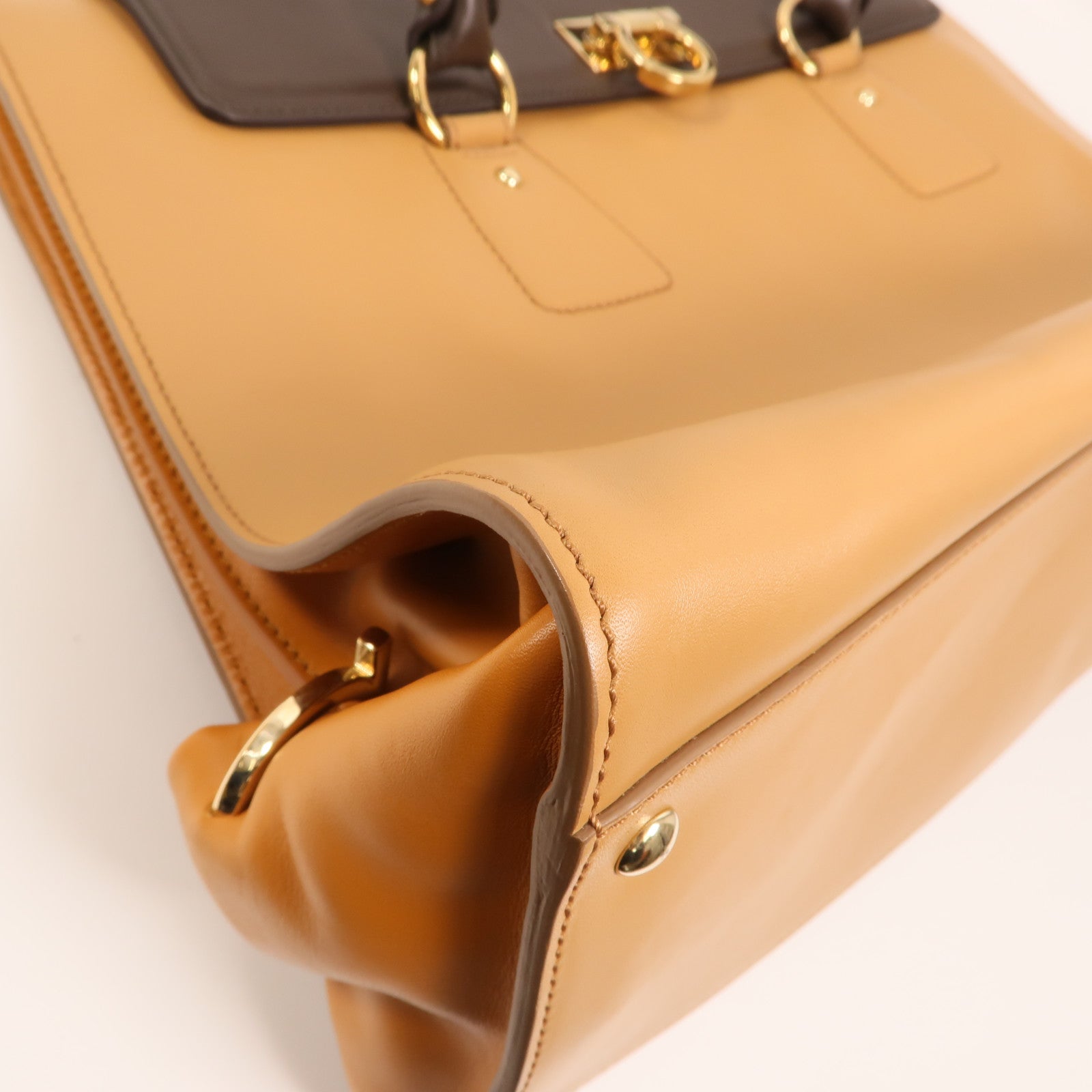 Salvatore Ferragamo 牛皮皮革Gancini Bag金扣手挽袋