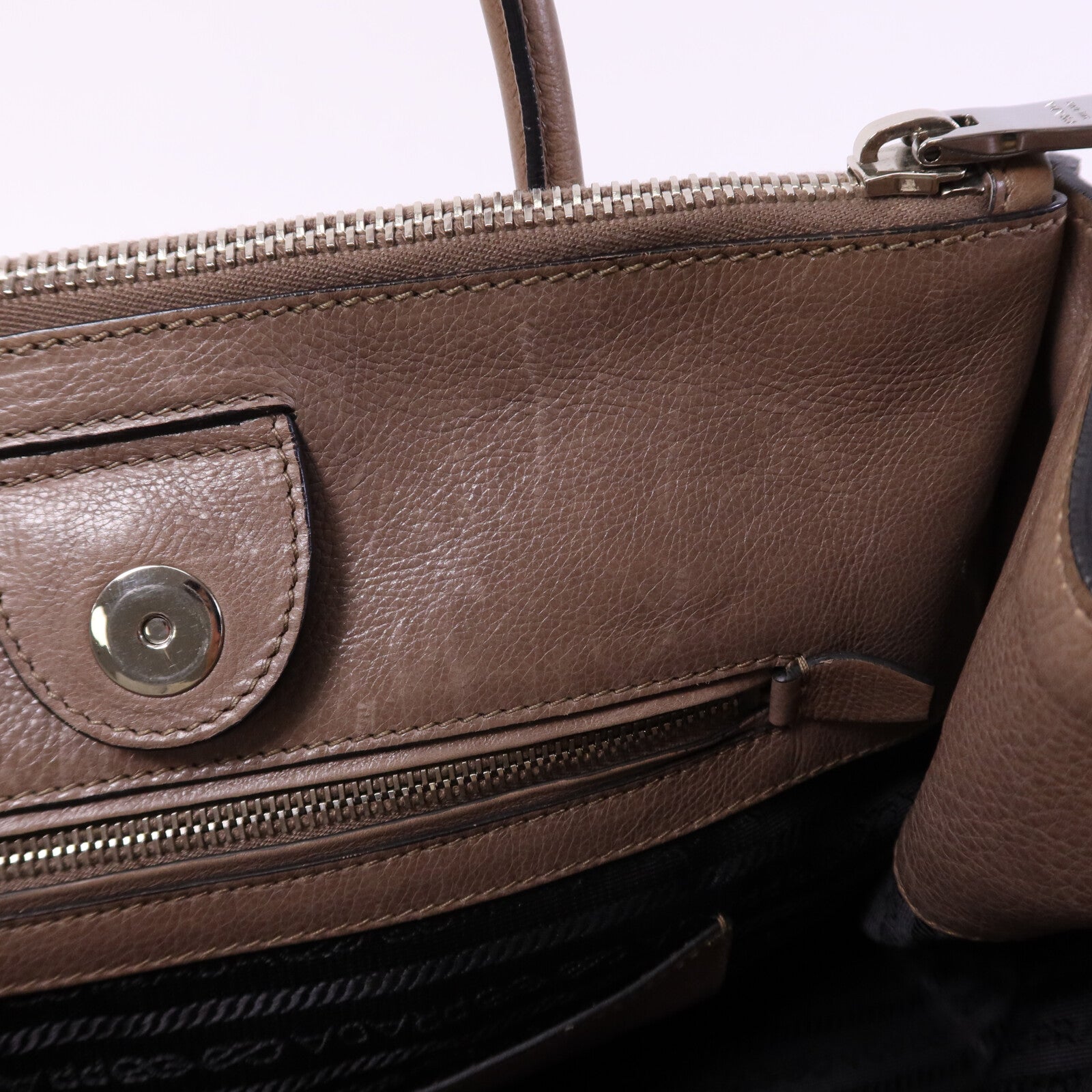 PRADA 牛皮皮革Hand Bag銀扣手挽袋