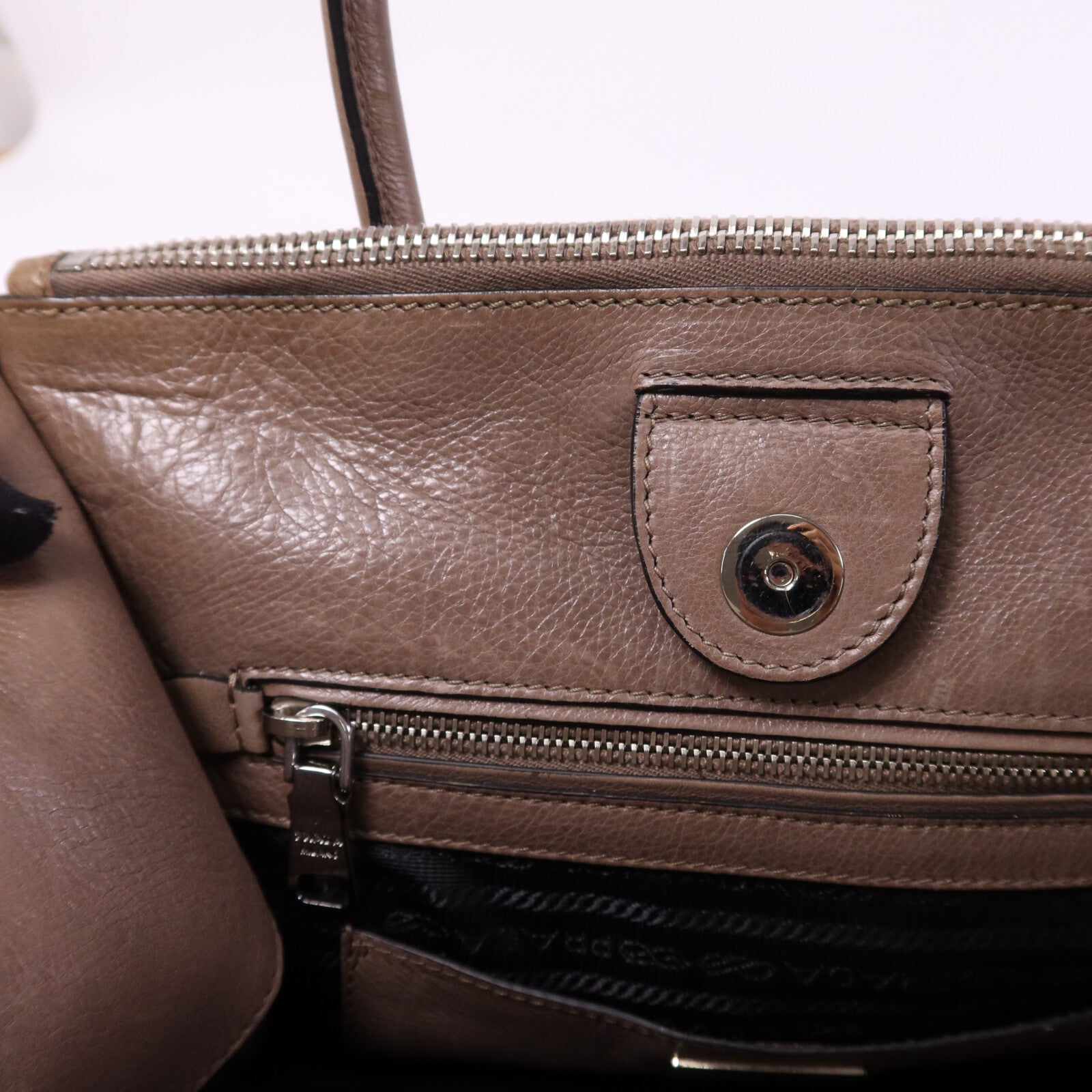 PRADA 牛皮皮革Hand Bag銀扣手挽袋