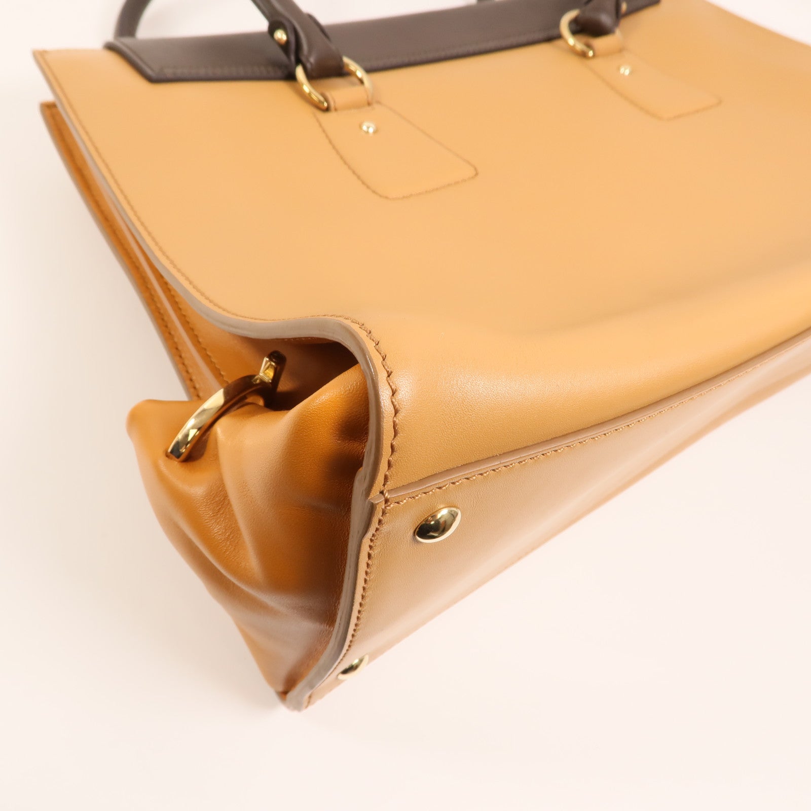 Salvatore Ferragamo 牛皮皮革Gancini Bag金扣手挽袋