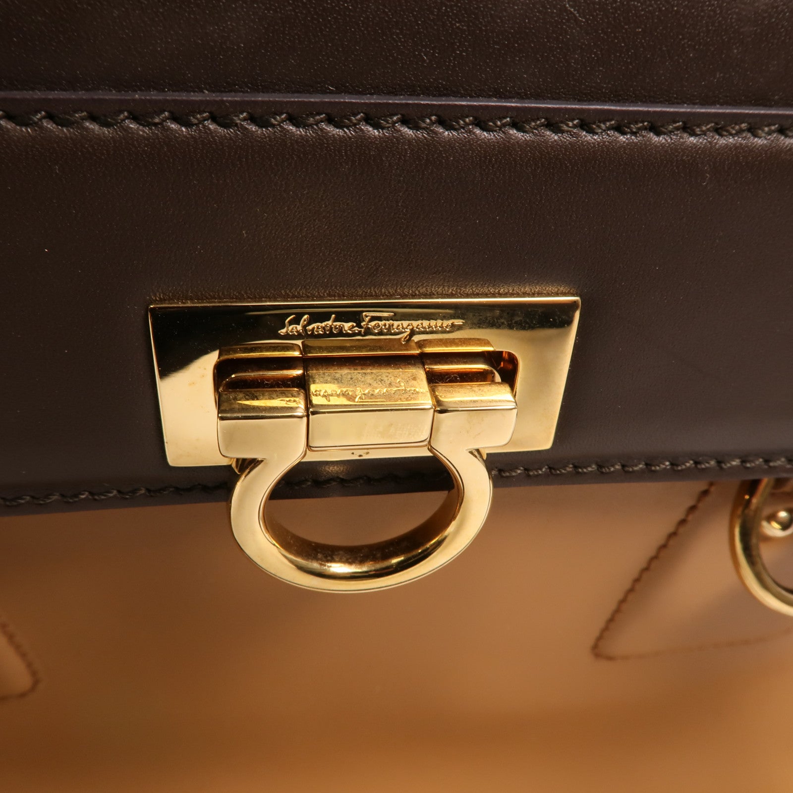 Salvatore Ferragamo 牛皮皮革Gancini Bag金扣手挽袋