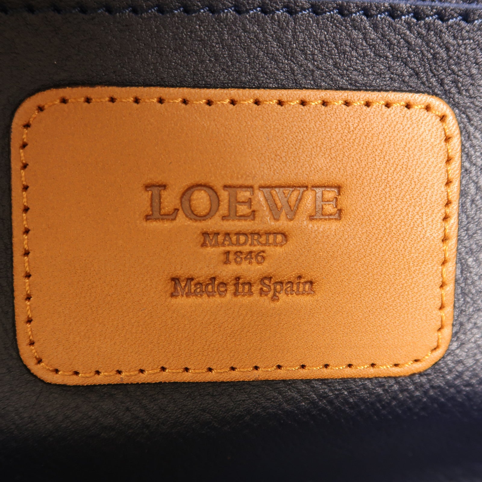 LOEWE 麂皮皮革Amazona金扣手挽袋