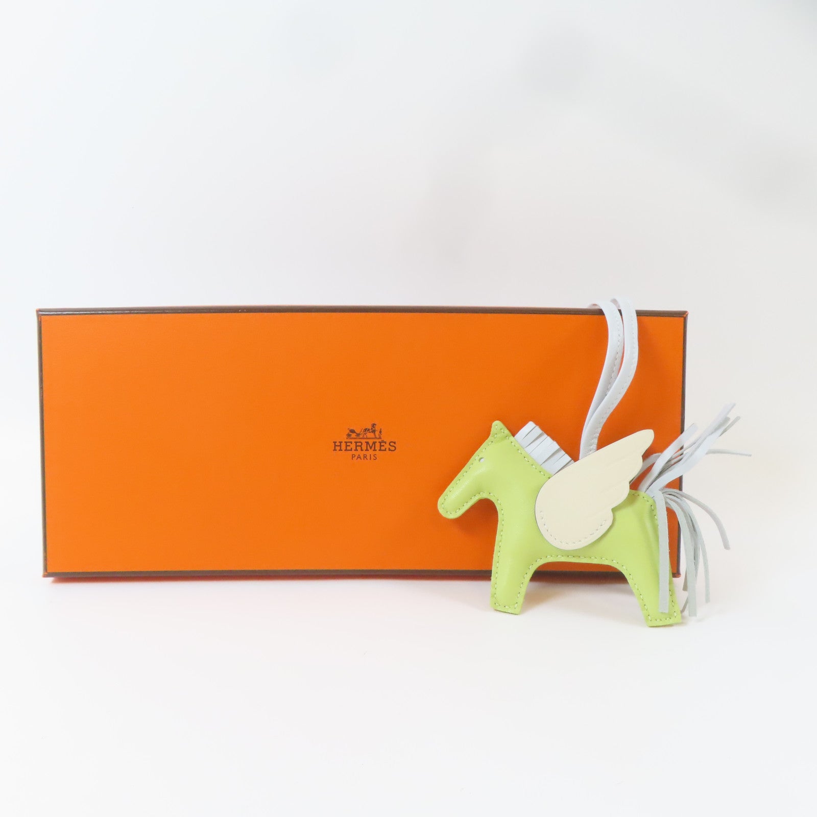 HERMES Swift皮革Rodeo Pegase掛飾Vert Criquet/淺綠色/米色/淺灰色