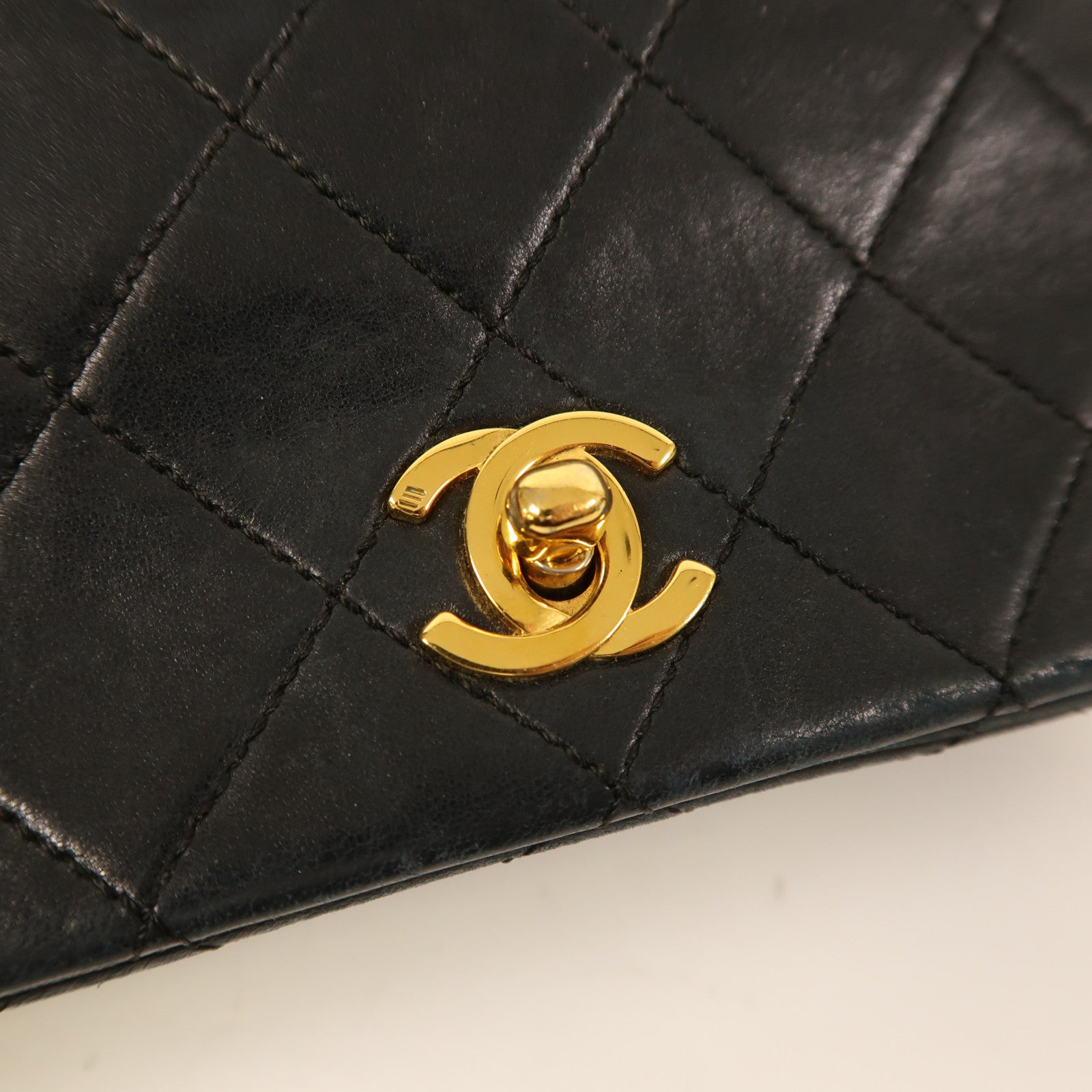 CHANEL 牛皮皮革Vintage Chain Shoulder金扣鏈帶肩背袋黑色