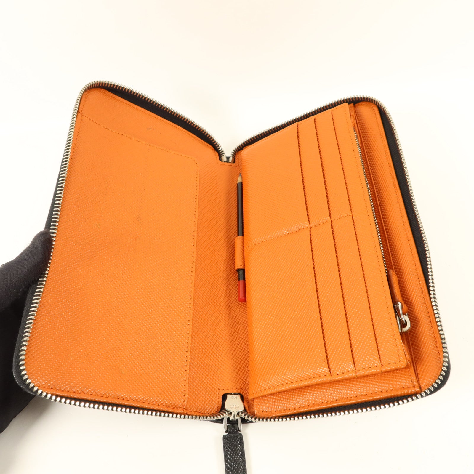 PRADA Saffiano皮革Long Round Wallet銀扣長錢包