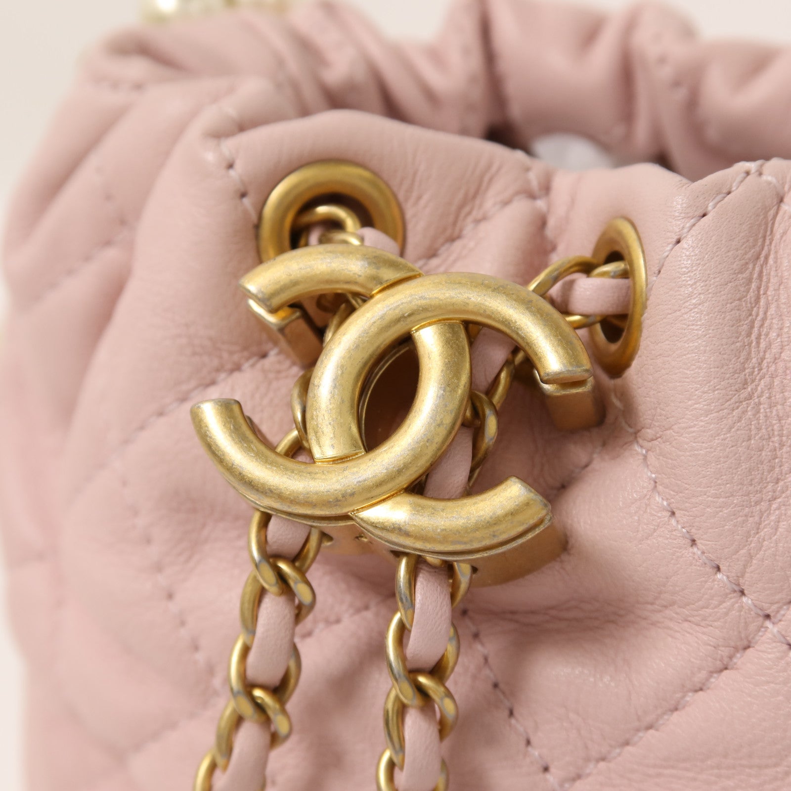 CHANEL 【激減優惠】羊皮皮革Bucket Pearl Bag金扣肩背袋