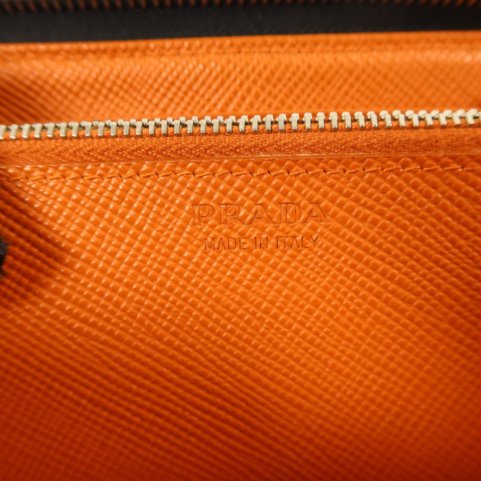 PRADA Saffiano皮革Long Round Wallet銀扣長錢包
