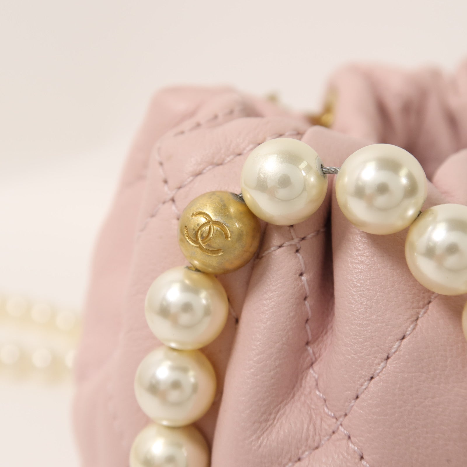 CHANEL 【激減優惠】羊皮皮革Bucket Pearl Bag金扣肩背袋