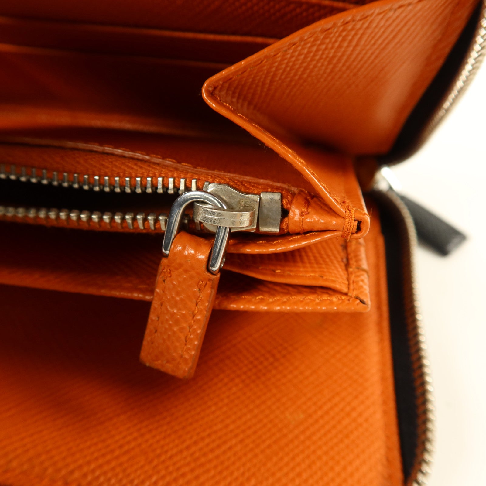 PRADA Saffiano皮革Long Round Wallet銀扣長錢包