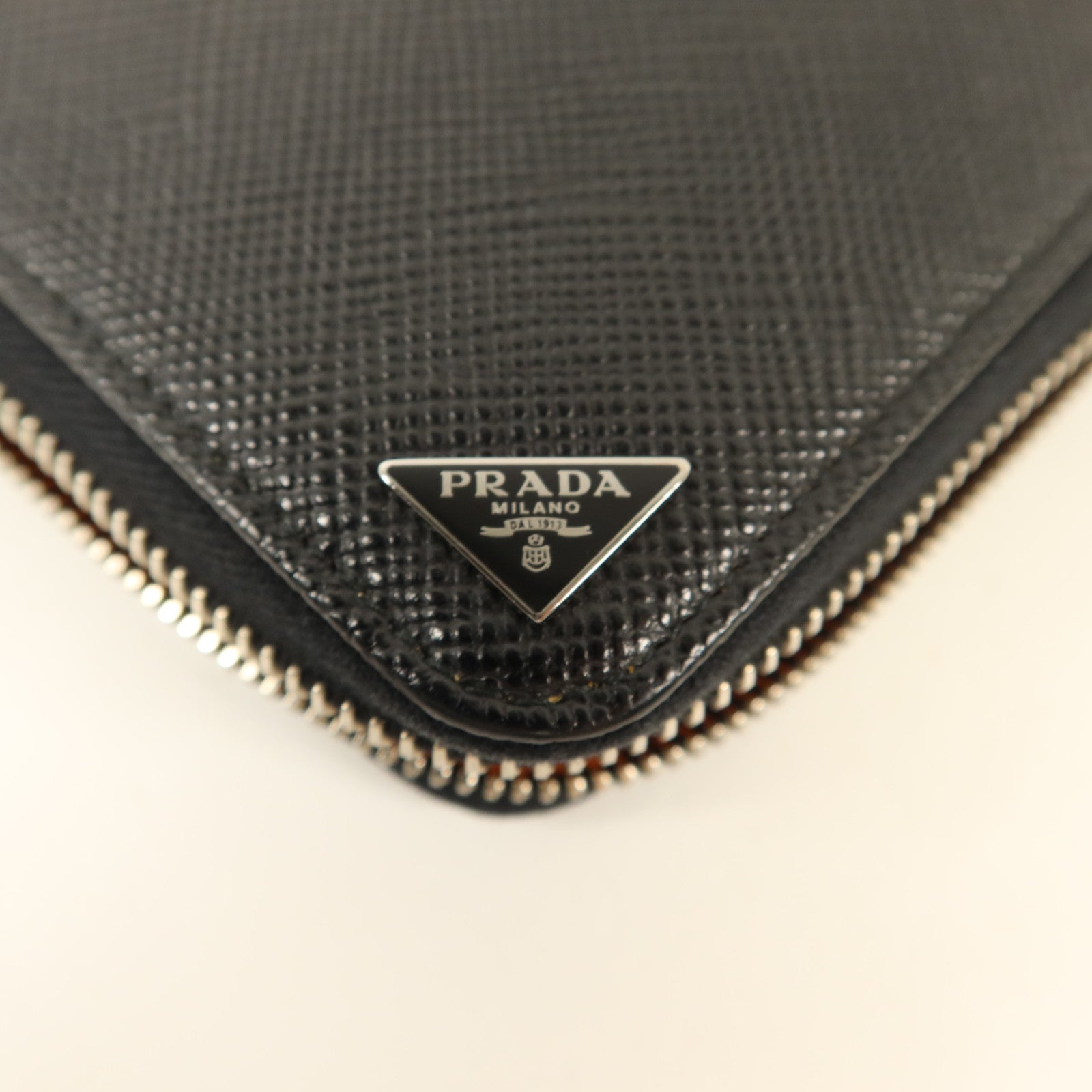 PRADA Saffiano皮革Long Round Wallet銀扣長錢包