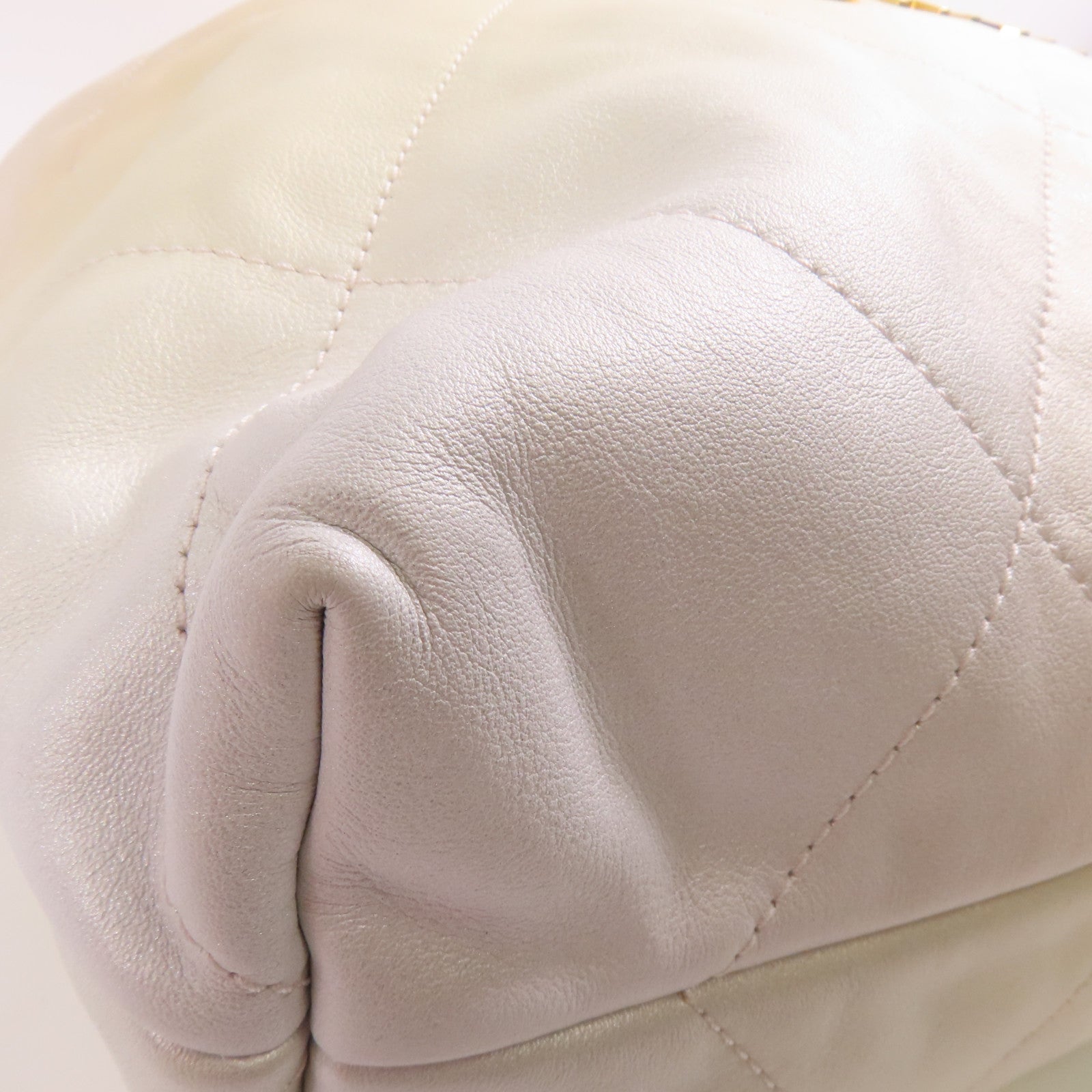 CHANEL 牛皮皮革Chanel 22 Medium金扣鏈帶肩背袋