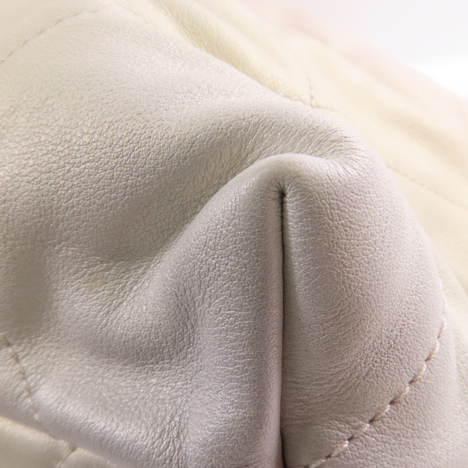 CHANEL 牛皮皮革Chanel 22 Medium金扣鏈帶肩背袋